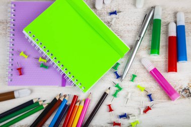 Öğeler ahşap bir masa üzerinde okul için.