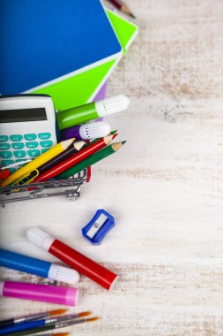 Okulda bir alışveriş sepeti için öğeleri. 