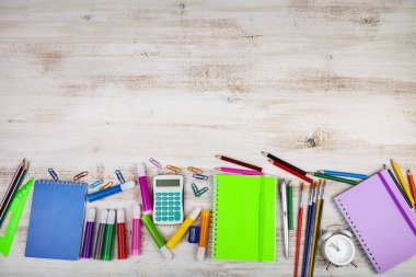 Öğeler ahşap bir masa üzerinde okul için.