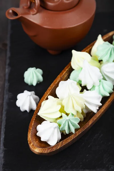 Merengue en un tazón de madera y tetera marrón — Foto de Stock