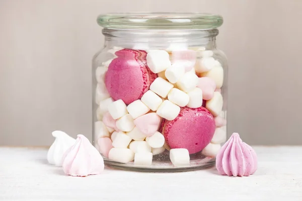 Meringa e marshmallow in un barattolo di vetro . — Foto Stock