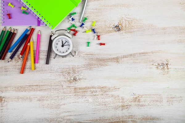 Gegenstände für die Schule auf einem Holztisch. — Stockfoto