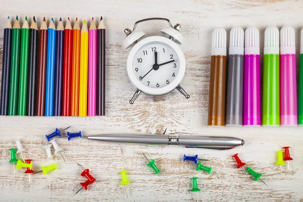 Itens para a escola em uma mesa de madeira . — Fotografia de Stock