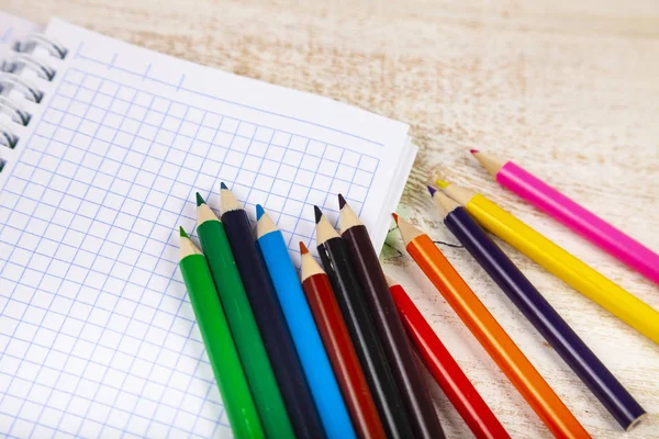 Artículos para la escuela en una mesa de madera . — Foto de Stock