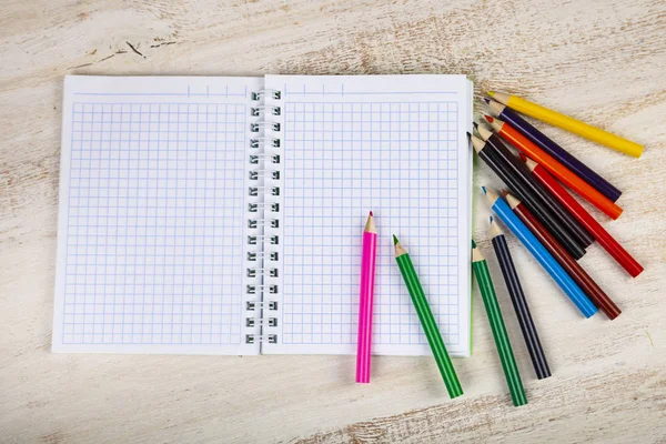 Items voor de school op een houten tafel. — Stockfoto