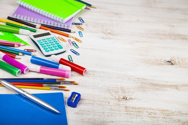 Itens para a escola em uma mesa de madeira . — Fotografia de Stock