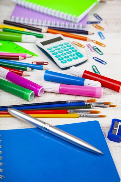 Itens para a escola em uma mesa de madeira . — Fotografia de Stock