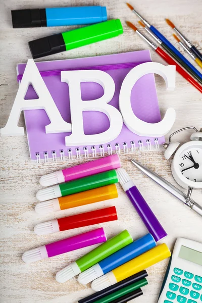 Artículos para la escuela en una mesa de madera . — Foto de Stock