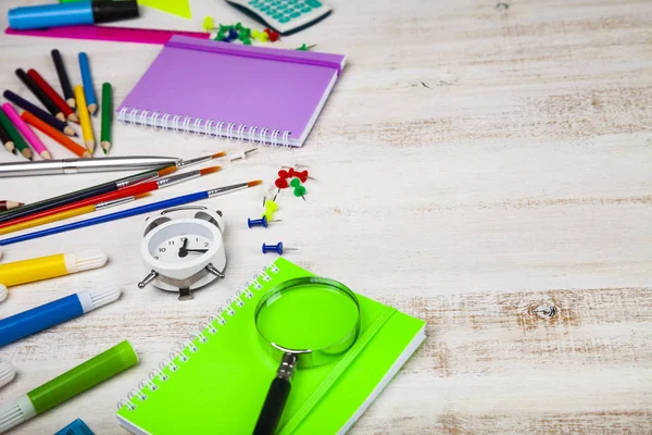 Gegenstände für die Schule auf einem Holztisch. — Stockfoto