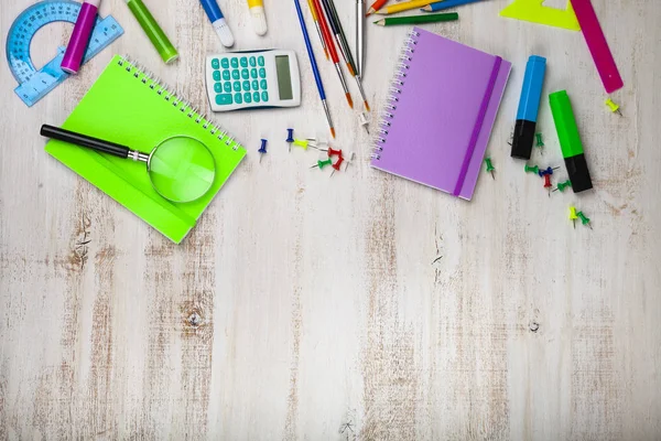 Items voor de school op een houten tafel. — Stockfoto