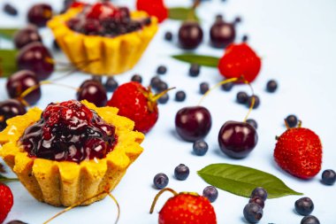 Küçük berry kek ve olgun çilek 