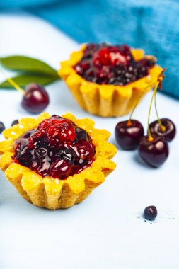 Küçük berry kek ve olgun çilek 