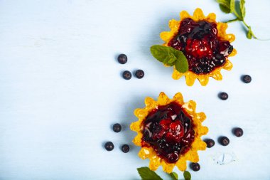 Küçük berry kek ve olgun çilek 