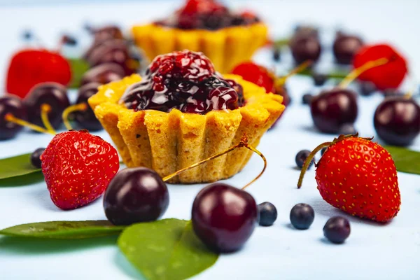 Small berry cake and ripe berries — Stock Photo, Image