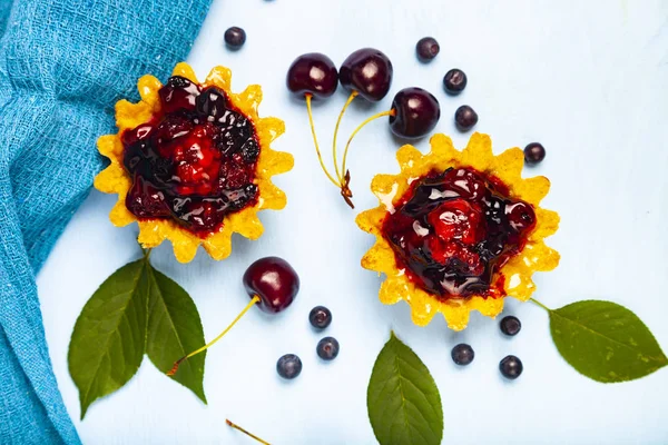 Pastel de bayas y bayas maduras — Foto de Stock