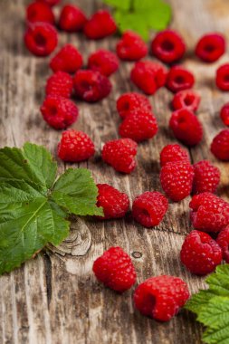 Eski ahşap bir masada olgun ahududu.