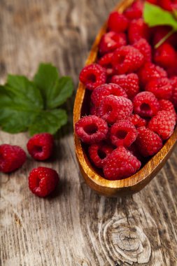 bir kase içinde olgunlaşmış ahududu 