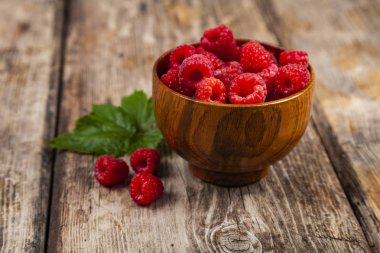 bir kase içinde olgunlaşmış ahududu 