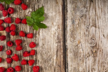 Eski ahşap bir masada olgun ahududu.