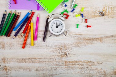 Öğeler ahşap bir masa üzerinde okul için.