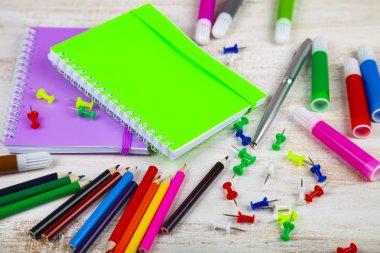 Öğeler ahşap bir masa üzerinde okul için.