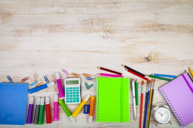 Öğeler ahşap bir masa üzerinde okul için.