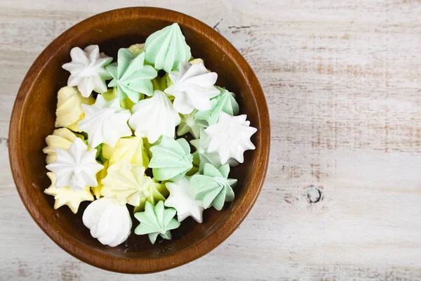 Merengue en un tazón sobre un fondo de madera — Foto de Stock