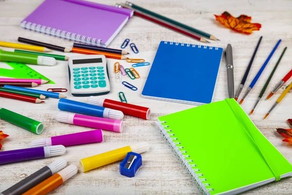 Items voor de school op een houten tafel. — Stockfoto