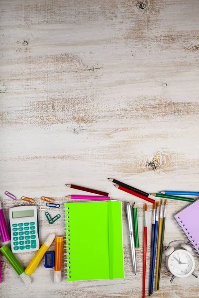 Items voor de school op een houten tafel. — Stockfoto