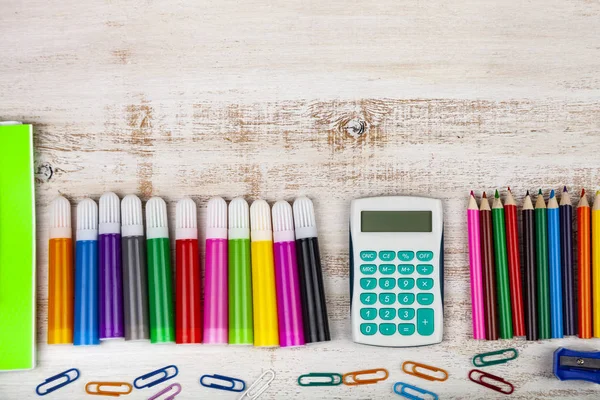 Items voor de school op een houten tafel. — Stockfoto