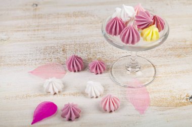 Lezzetli beyaz ve pembe bezeler