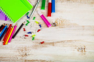 Öğeler ahşap bir masa üzerinde okul için. 