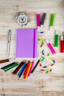 Öğeler ahşap bir masa üzerinde okul için. 