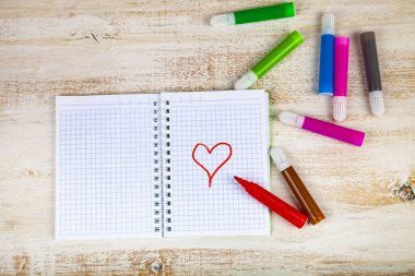 Kırmızı kalp damalı bir kağıda çizilir.