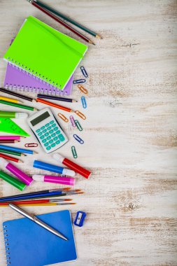 Öğeler ahşap bir masa üzerinde okul için. 