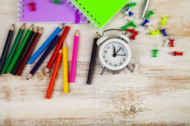 Öğeler ahşap bir masa üzerinde okul için. 