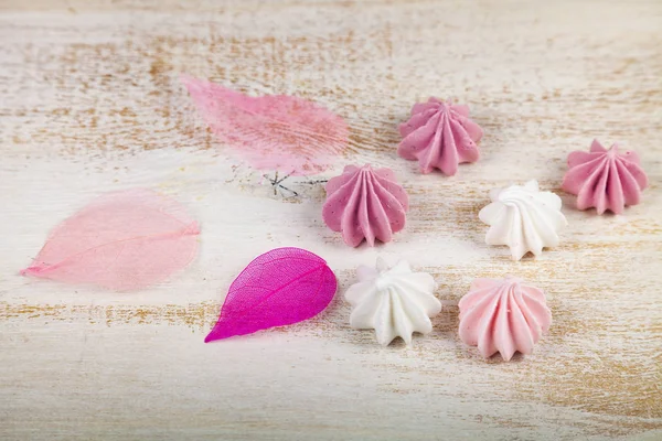 Saborosos merengues brancos e rosa — Fotografia de Stock