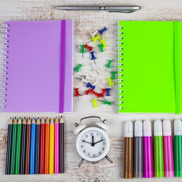 Items voor de school op een houten tafel. — Stockfoto