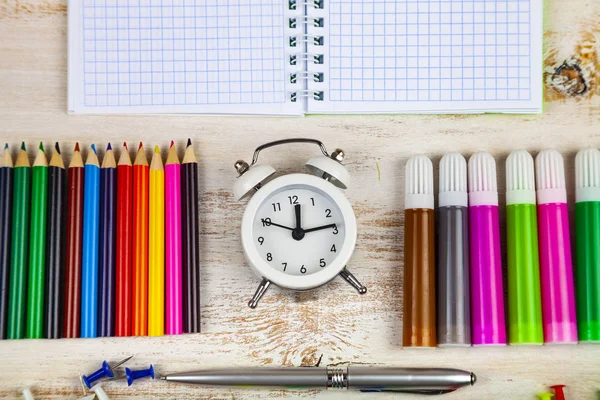 Itens para a escola em uma mesa de madeira . — Fotografia de Stock