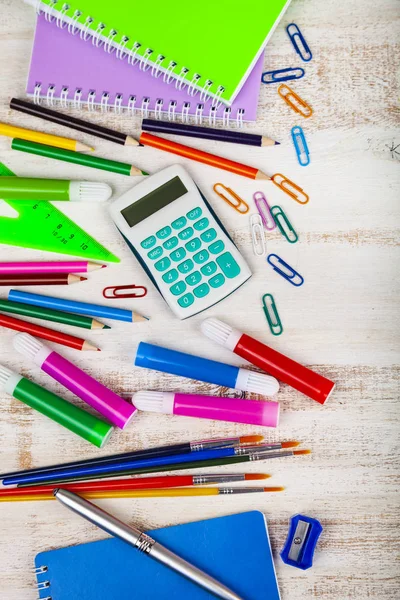 Items voor de school op een houten tafel. — Stockfoto