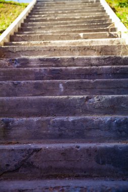 Merdiven taş basamakları ile. 