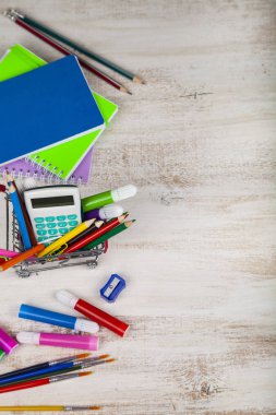 Okulda bir alışveriş sepeti için öğeleri.