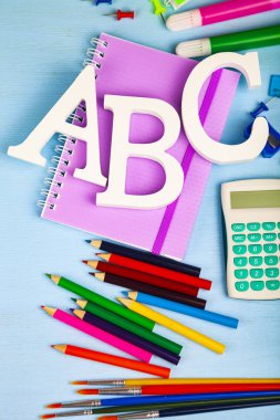 Ahşap bir masada okul ve harfler Abc için Öğeler.