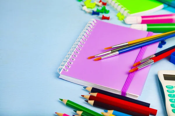 Itens para a escola em uma mesa de madeira . — Fotografia de Stock