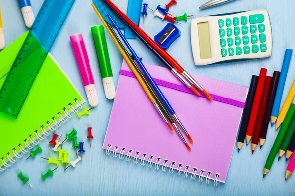 Items voor de school op een houten tafel. — Stockfoto