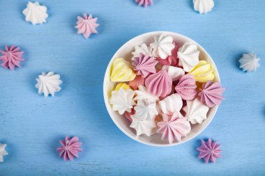 Lezzetli beyaz ve pembe bezeler 