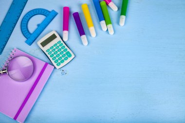  Öğeler ahşap bir masa üzerinde okul için.