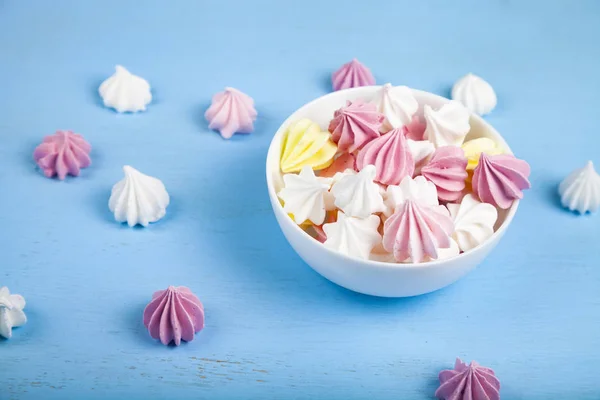 Saborosos merengues brancos e rosa — Fotografia de Stock