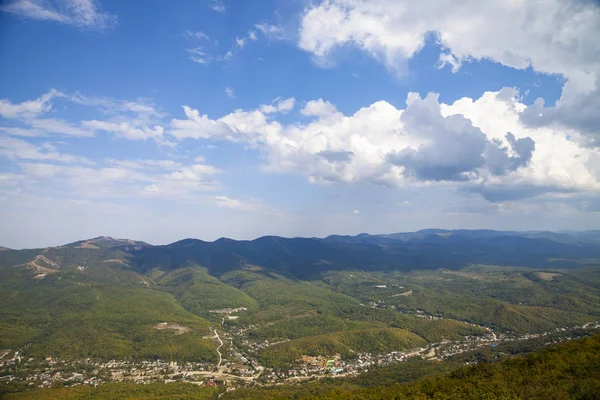 Prachtig uitzicht op de bergtoppen op een zomerdag. — Stockfoto