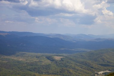 Bir yaz gününde dağ zirveleri güzel görünümü. 